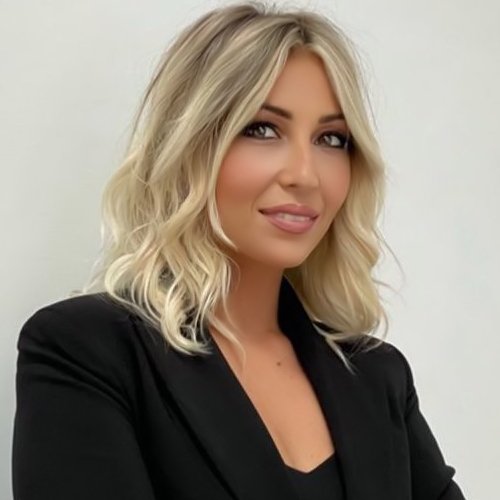 Come capire se si ha un corpo proporzionato Comprendere se si ha un corpo proporzionato è importante per determinarne la forma e capire dove intervenire. Ciascuna donna ha dei punti critici che vorrebbe nascondere o eliminare, e altri che desidera mettere in evidenza per valorizzare la silhouette. Stabilire la tipologia in cui si rientra permette anche di imparare a vestirsi in modo da mettere in risalto i tratti migliori. Per capire se si ha un corpo proporzionato è consigliabile mettersi nude o con addosso solo la biancheria intima e posizionarsi davanti ad uno specchio. In questo modo le forme non vengono camuffate dai vestiti e si può avere un’idea chiara del proprio fisico. Concentrare l’attenzione sulla forma del busto, e anche alle forme che si estendono dalla parte più sottile del punto vita ai fianchi e alle cosce. A questo punto determinare quali sono le parti più ampie e più strette del proprio corpo, cercando di dove i contorni tendono a incurvarsi e a stringersi, individuando quali parti si desidera mettere in risalto.